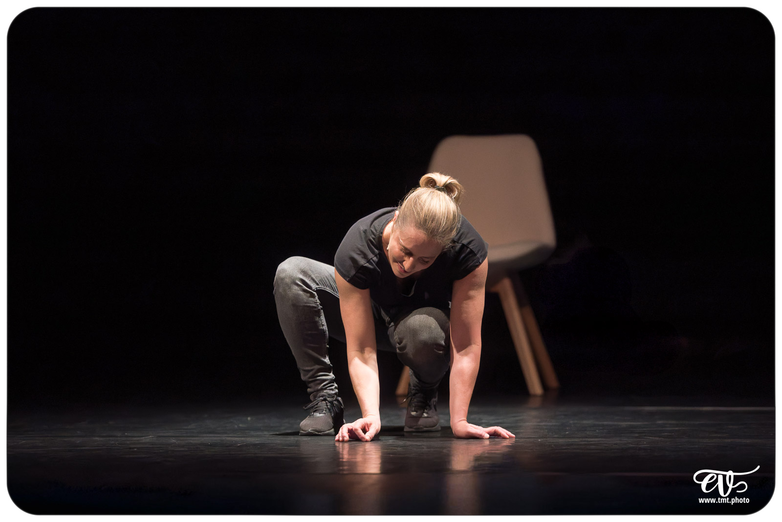 LES CHATOUILLES OU LA DANSE DE LA COLÈRE (ANDRÉA BESCOND)